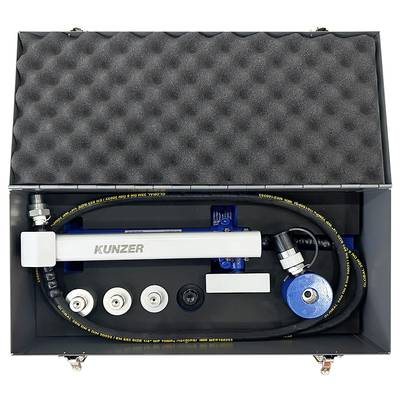 Gereedschapskoffer met verschillende metalen onderdelen, slang en manometer; voor onderhoud van airconditioners.