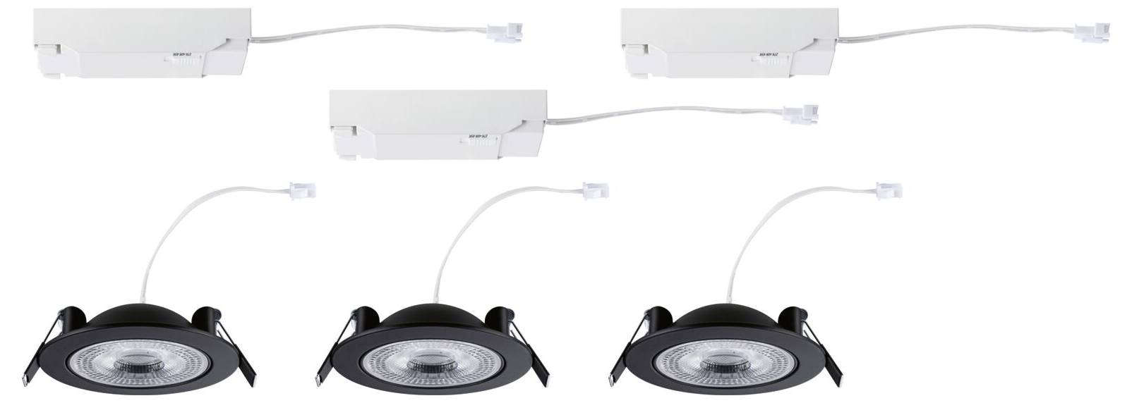 'Drie zwarte downlights met kabels en plafondaansluitingen, klaar voor installatie. Bovenaan zijn drie witte transformatoren zichtbaar.'