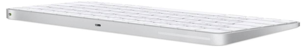 Een draadloze, platte, witte computertastatuur met een USB-aansluiting aan de zijkant. Ideaal voor minimalistische werkplekken.
