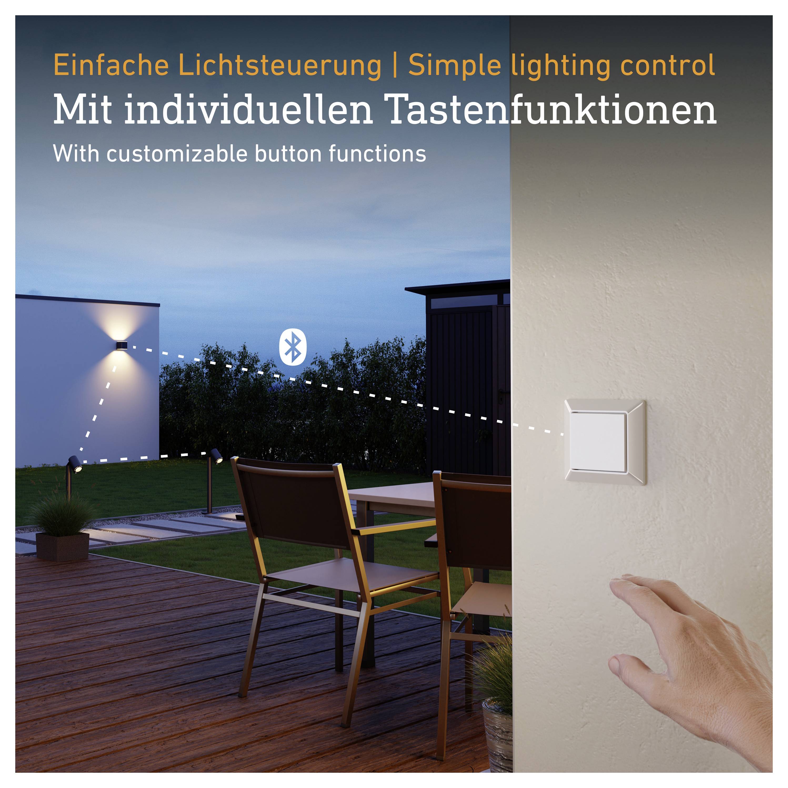 Advertentieafbeelding voor eenvoudige lichtbesturing met individueel instelbare wandschakelaar en Bluetooth-bediening; toont terras in de schemering.