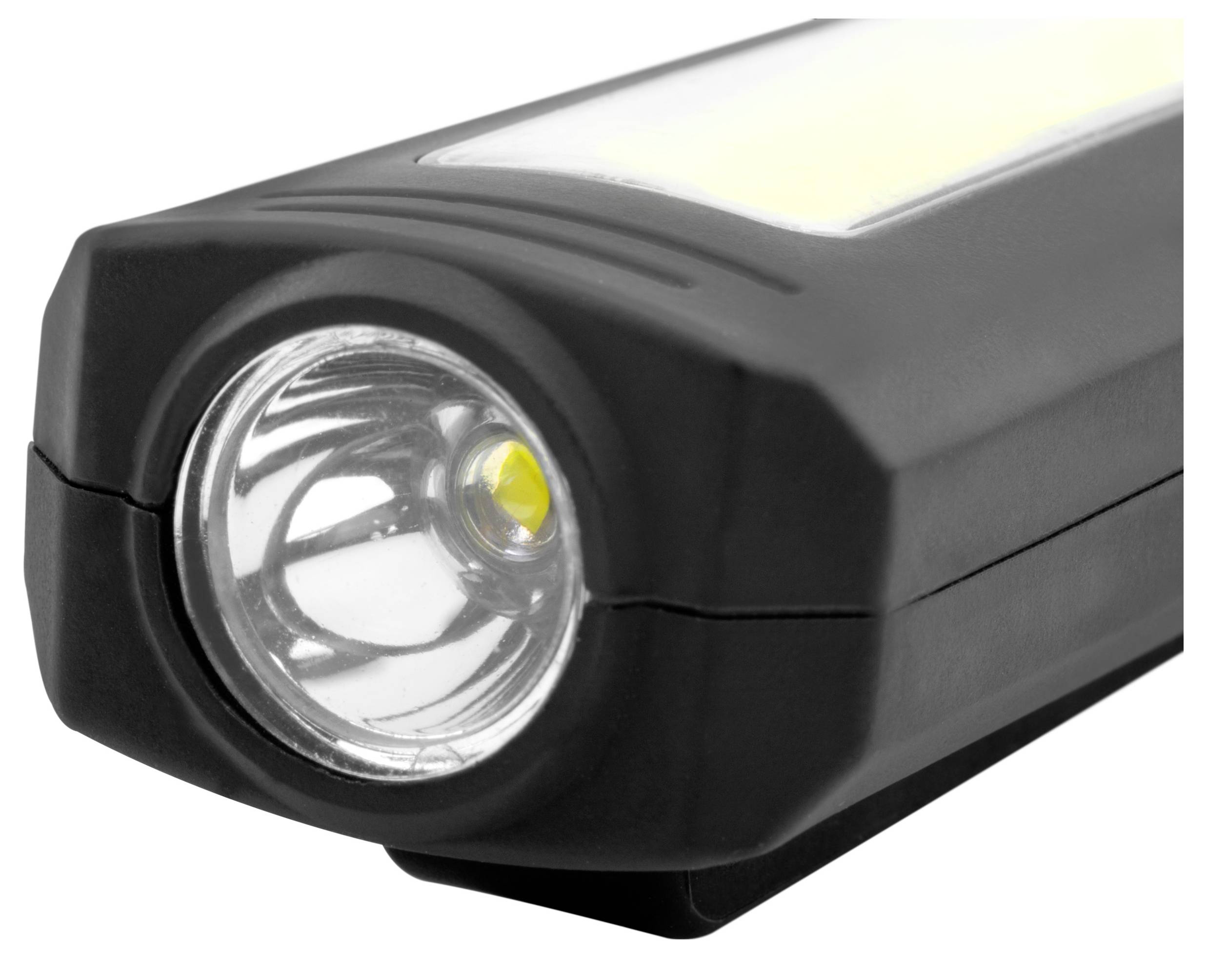 Een zwarte zaklamp met een heldere LED-lens aan de voorkant, geschikt voor gebruik als handlamp.