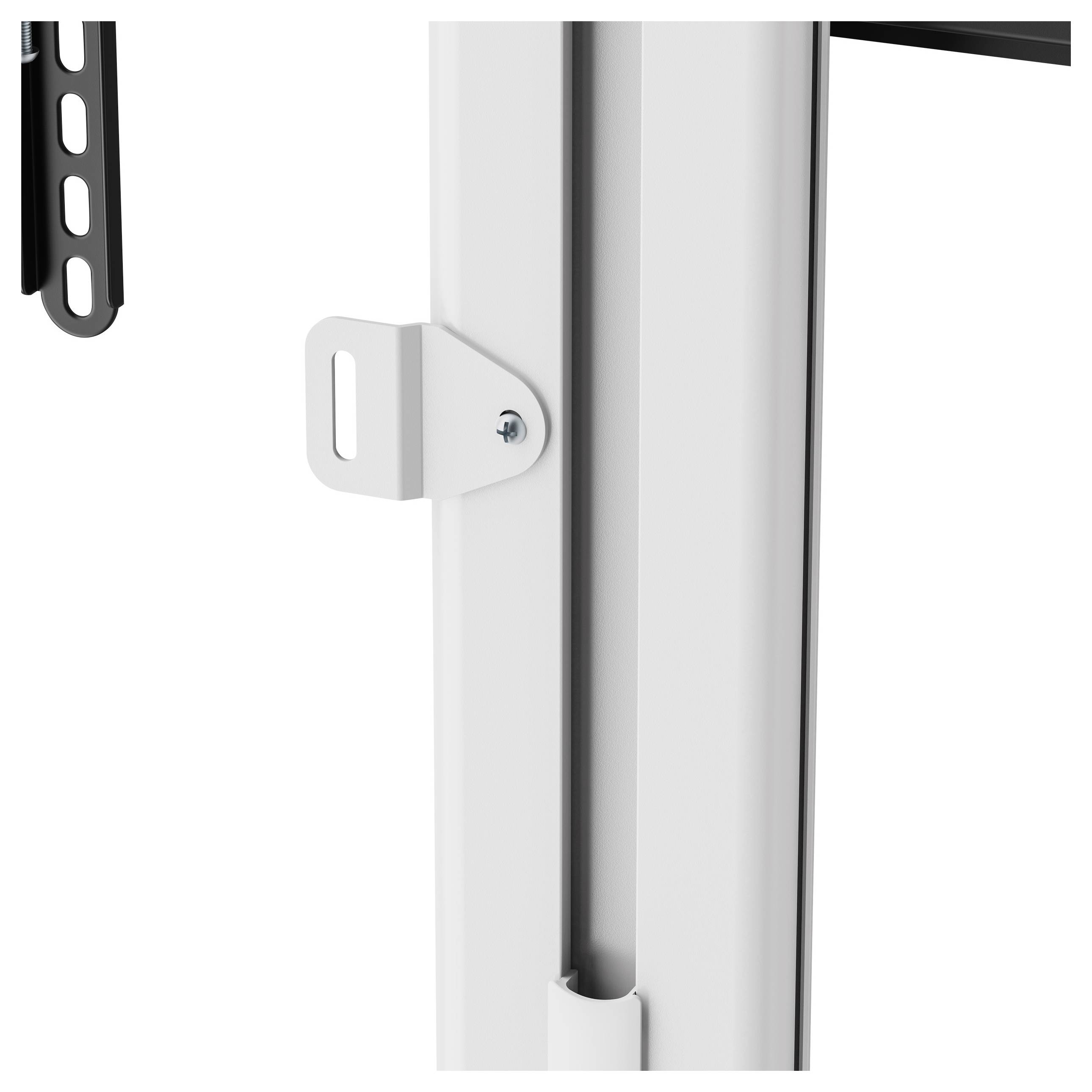 Close-up van een witte metalen beugel die is bevestigd aan een verticale drager. Links steekt een zwart, langwerpig element uit.