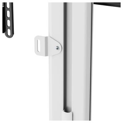 Close-up van een witte metalen beugel die is bevestigd aan een verticale drager. Links steekt een zwart, langwerpig element uit.