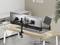 Een moderne bureau met twee grote monitoren op een standaard, een ergonomische stoel en een minimalistische inrichting.