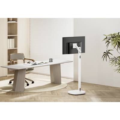 Moderne kantoorruimte met een bureau, stoel en een vrijstaande monitor op een standaard. Lichte, minimalistische inrichting met planten.