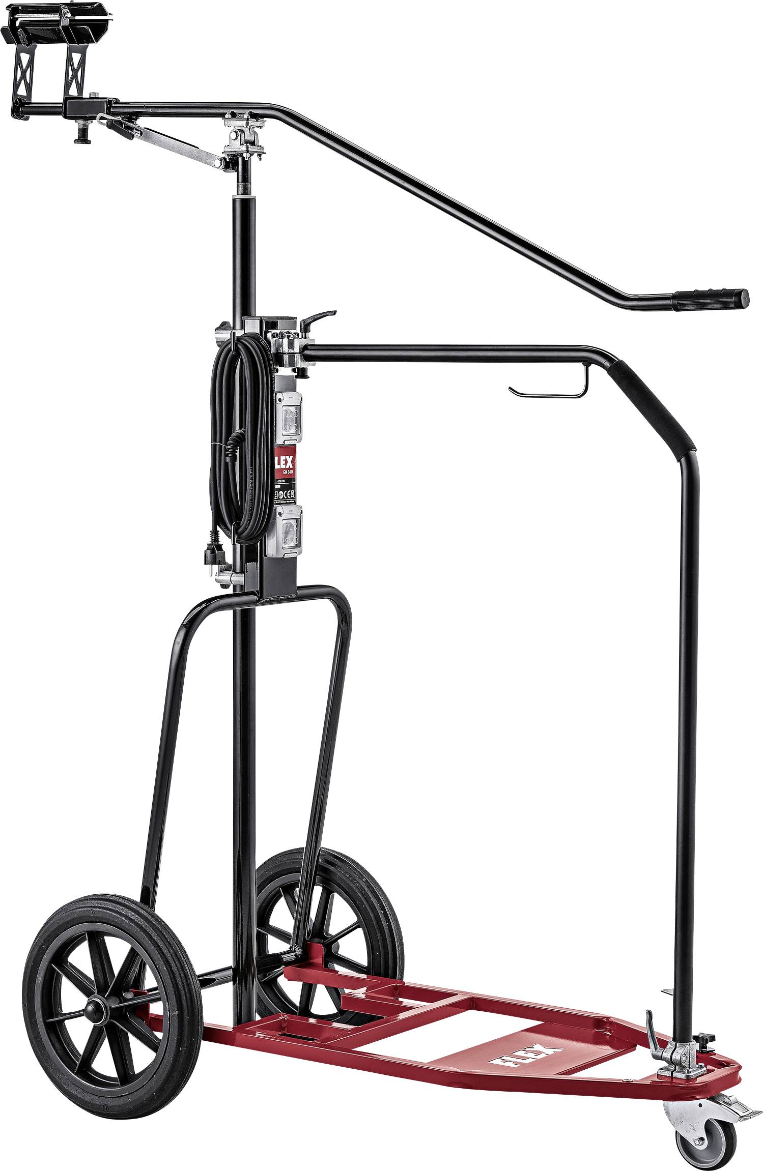 Een zwarte en rode mol-zitmaaier met twee grote wielen en een klein voorwiel voor stabiliteit.