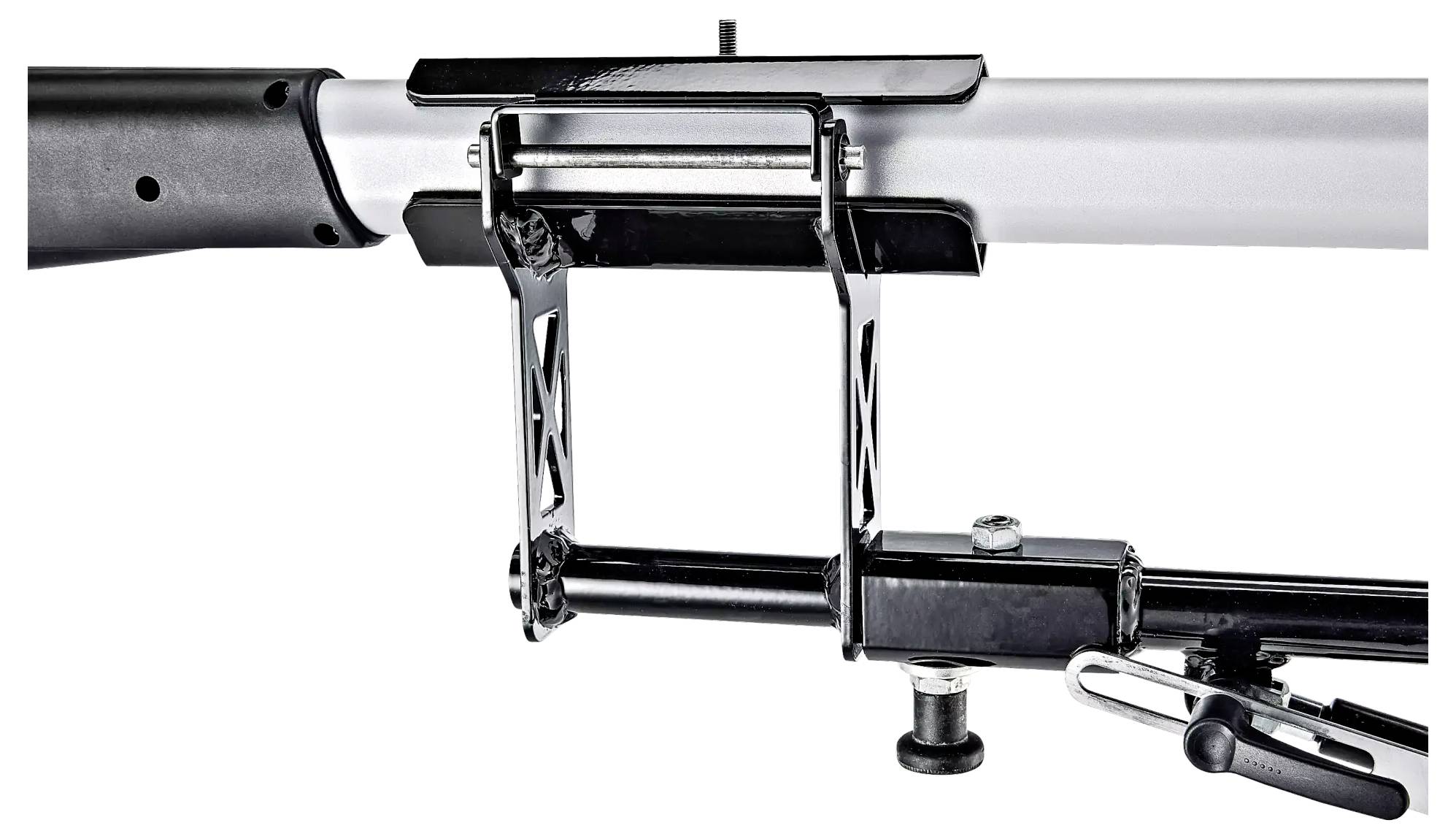 Close-up van een metalen bevestigingsmechanisme dat aan een horizontale staaf is bevestigd, met een hefboom voor afstelling.