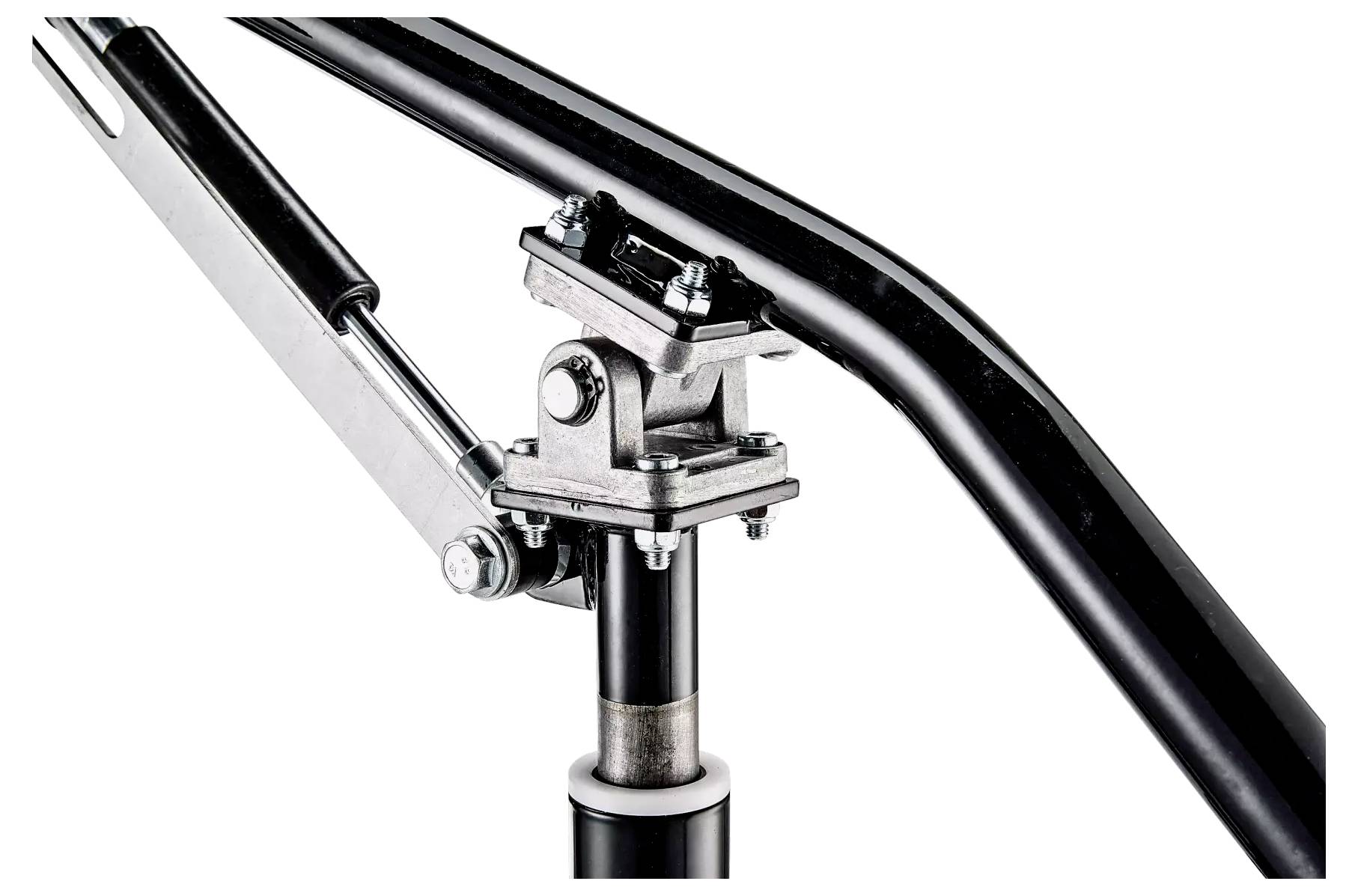 Close-up van een zwart metalen frame met schroeven en scharnieren, toont technische details en precisie-onderdelen.