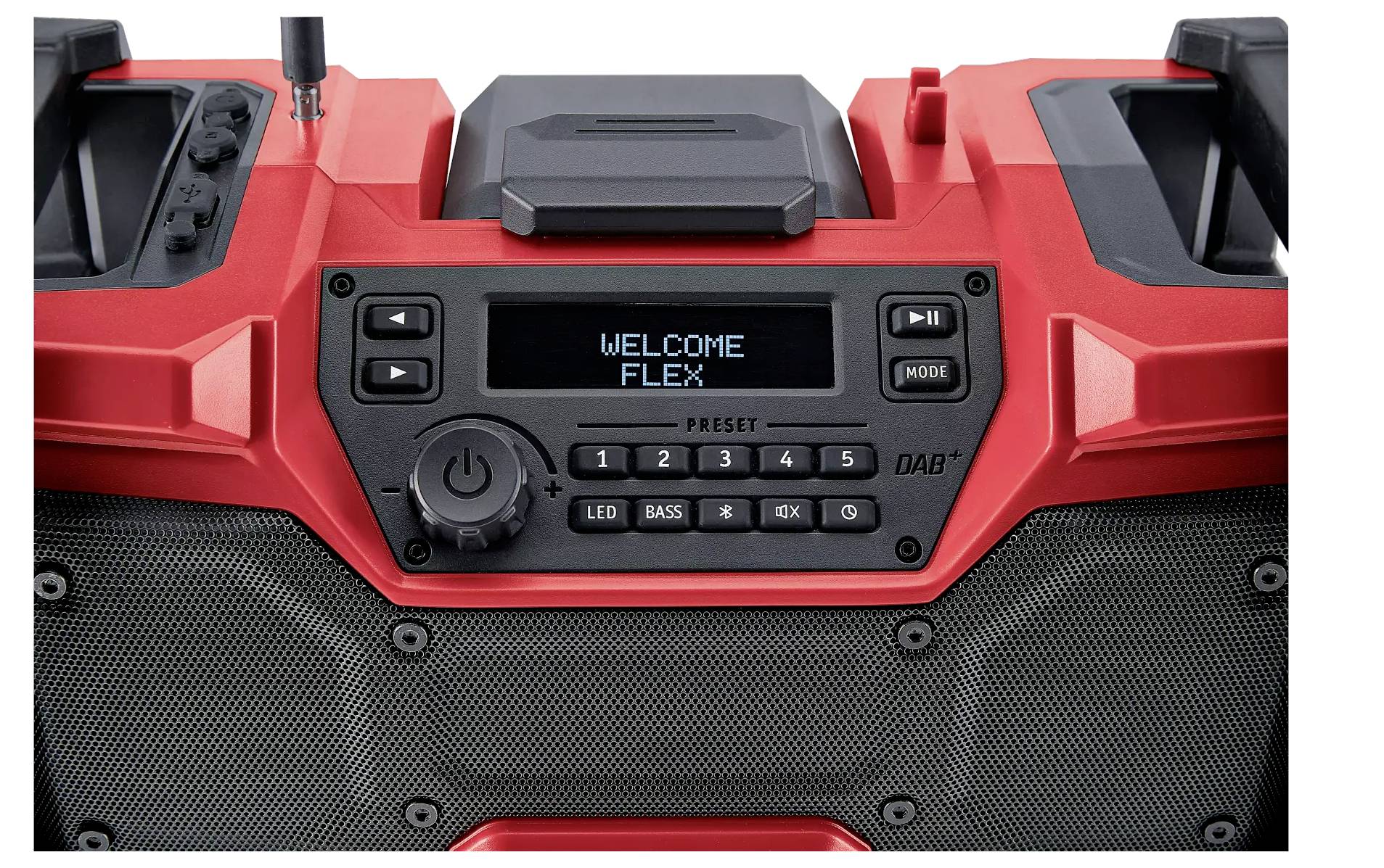 Rood bouwradio met digitaal display. Het scherm toont de tekst 'Welcome Flex'. Knoppen voor volume, bas en voorinstellingsgeheugens eronder.