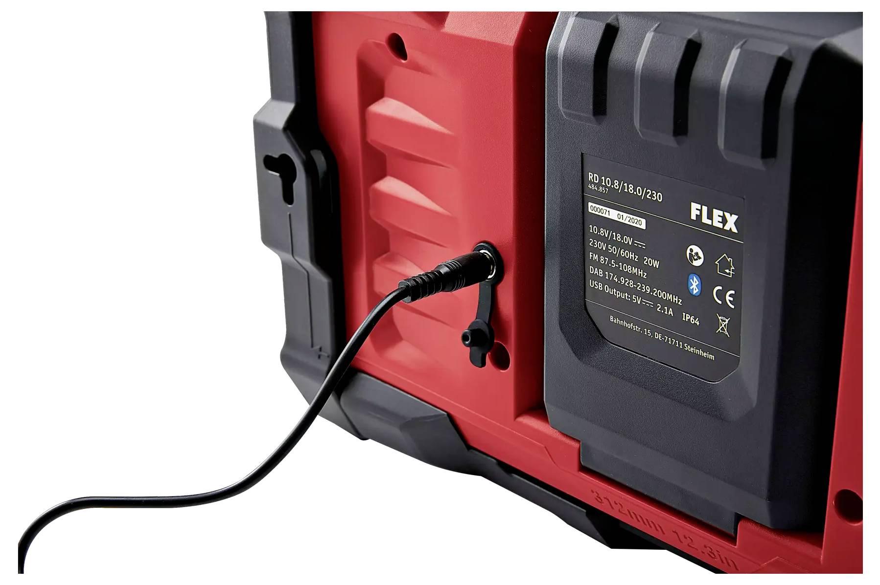 Een zwarte kabel is aangesloten op een rode luidspreker met een flexibele behuizing. Het apparaat toont het Bluetooth-symbool en specificaties.