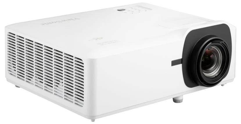 Een witte projector met grote ventilatiesleuven aan de zijkant en een groot objectief aan de voorkant, geplaatst op een wit oppervlak.