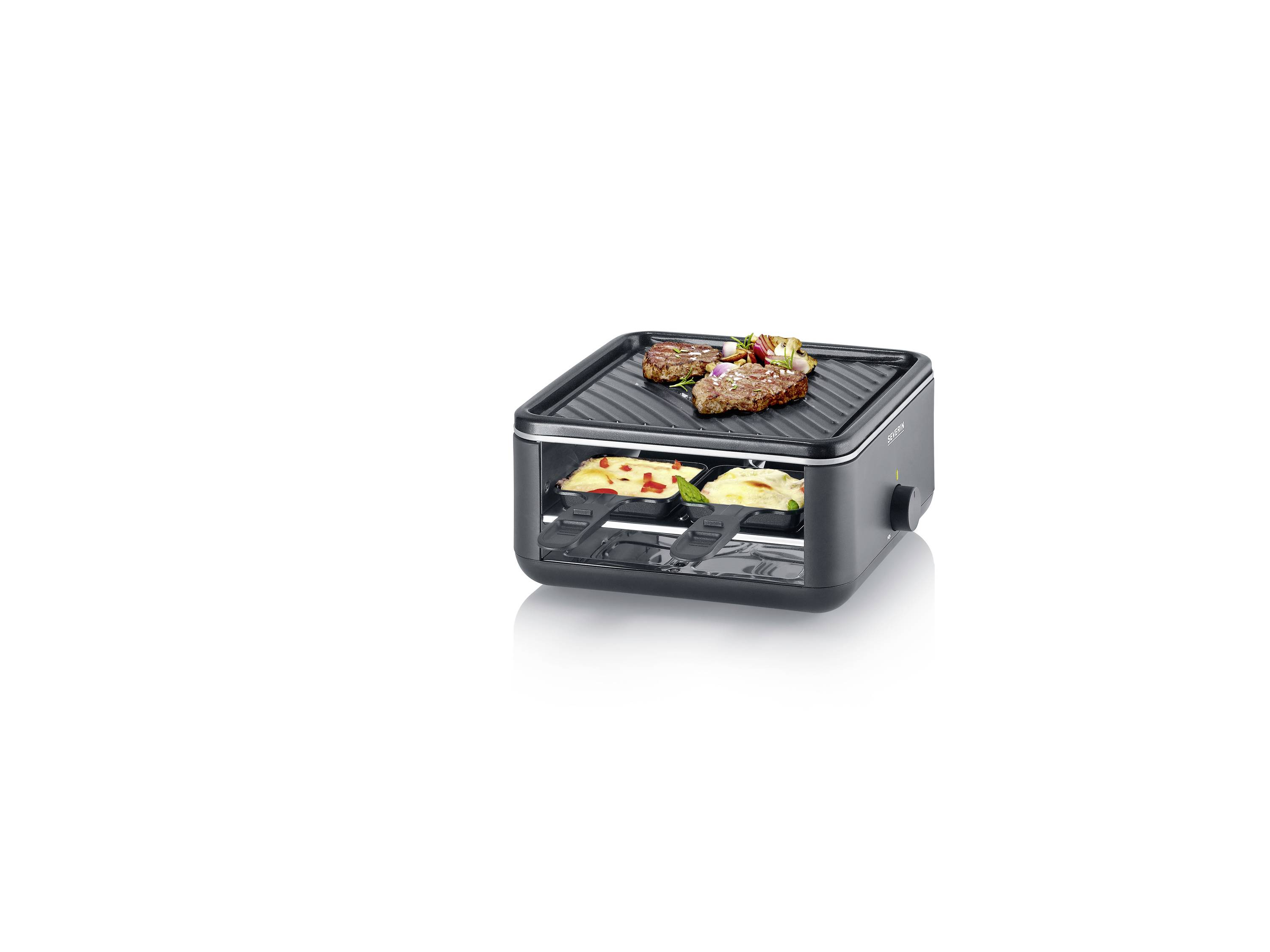 Een elektrische tafelgrill met vlees en groenten bovenop en gesmolten kaas in kommetjes eronder, perfect voor raclette.