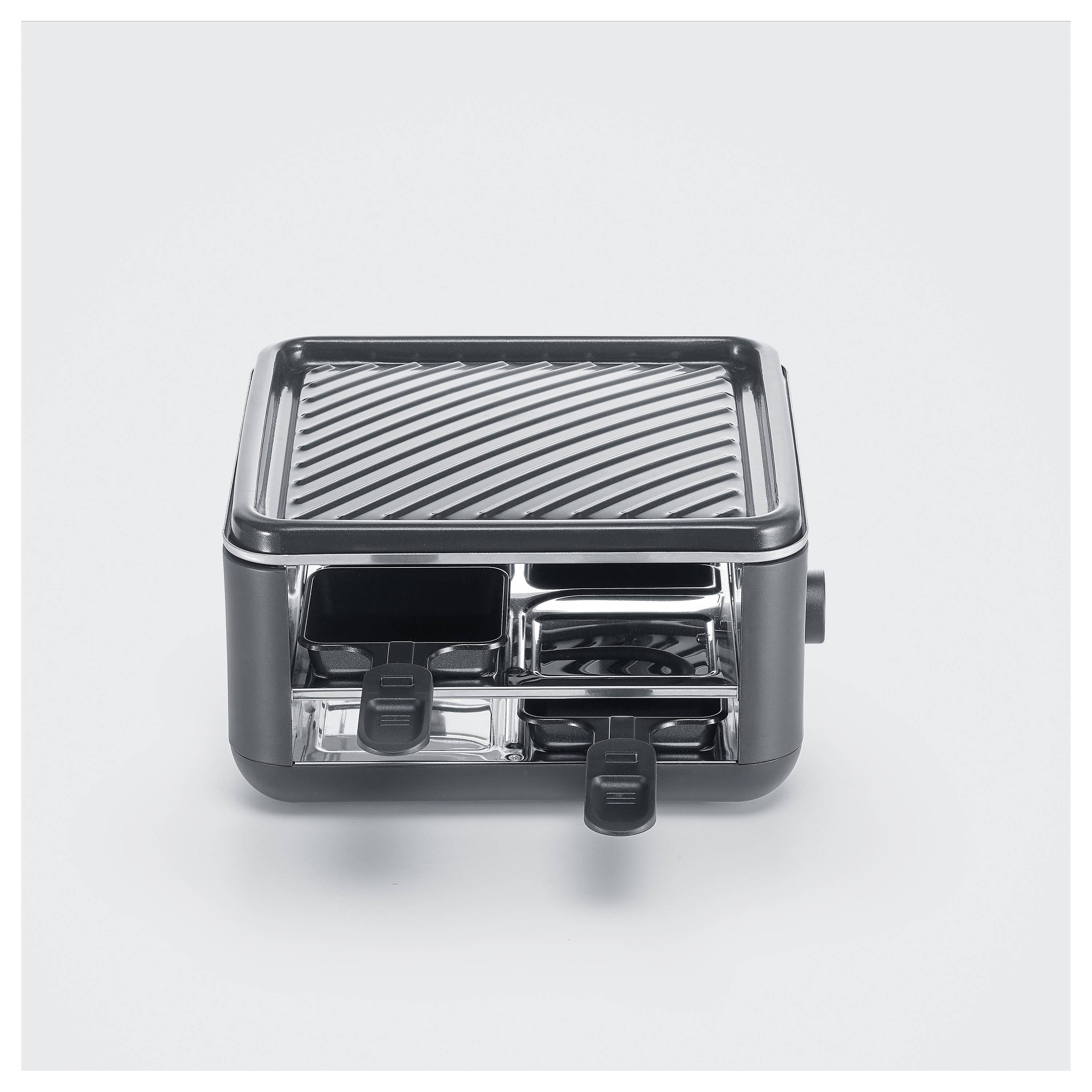 Vierkante elektrische grill met gegroefd grilloppervlak, twee uitschuifbare pannetjes, in zwart-zilver design. Ideaal voor raclette.