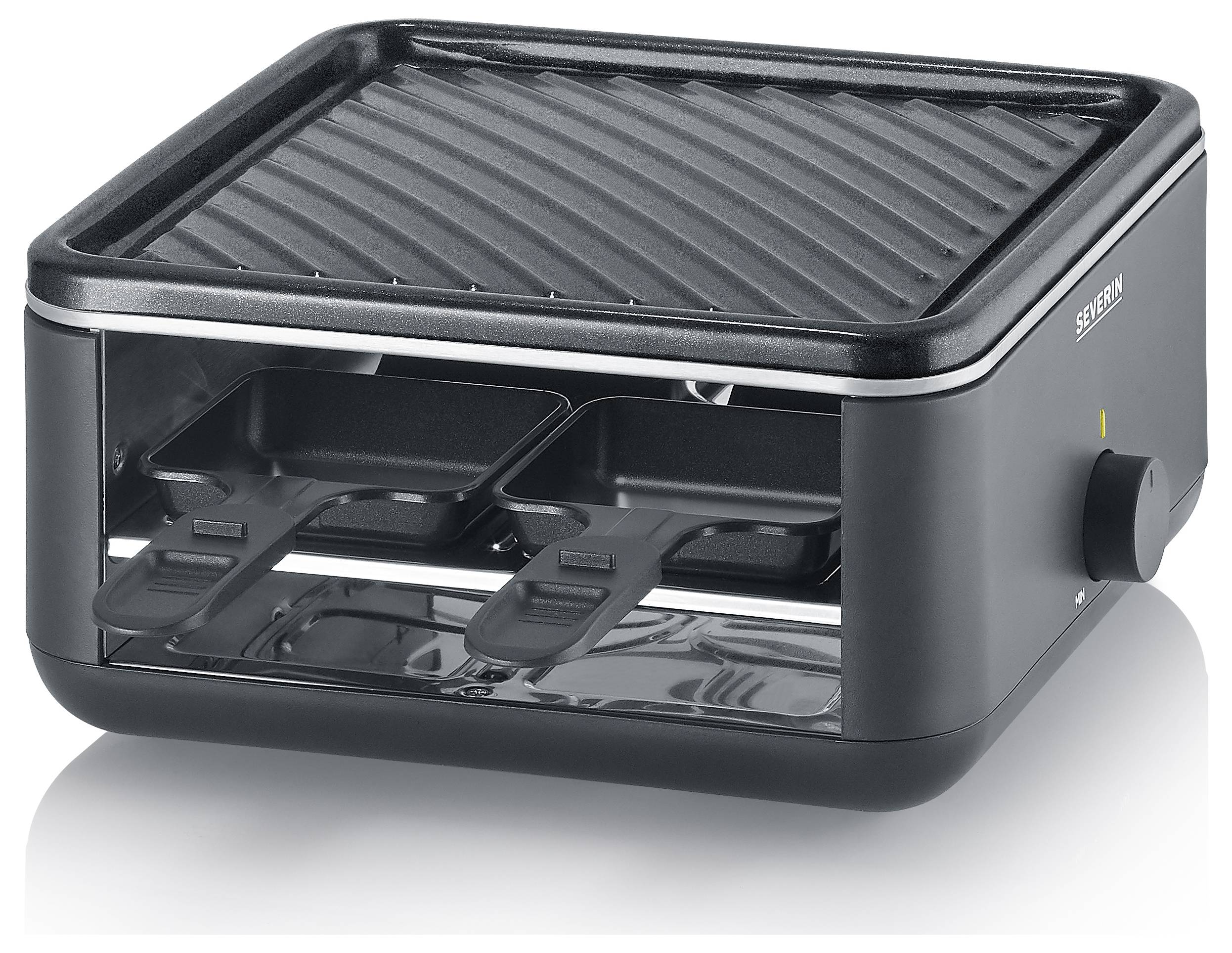 Een zwart raclette-apparaat met twee bakjesvakken en een gegrileerde grillplaat, geschikt voor gelijktijdig grillen en smelten.