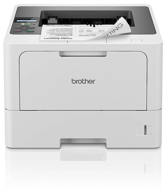 Een witte printer van Brother drukt momenteel een papier af waarop 'MARKETING' staat. De printer staat op een reflecterende oppervlakte.