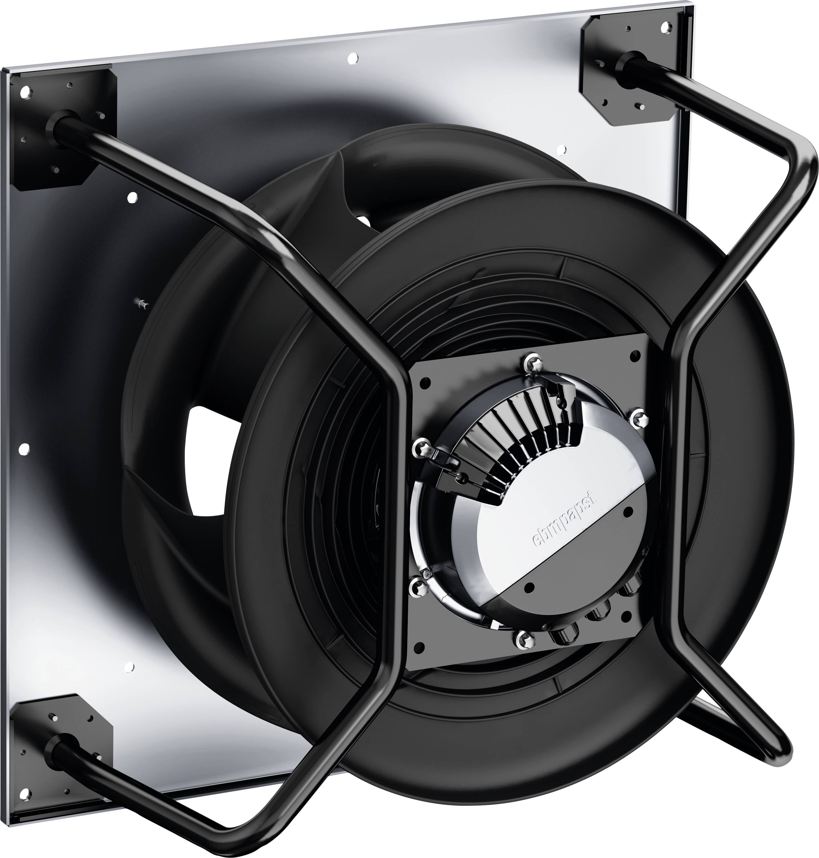 Zwarte, ronde wandventilator met vier bevestigingsbeugels en een glanzend middendeel, gemonteerd op een zilveren montageplaatje.