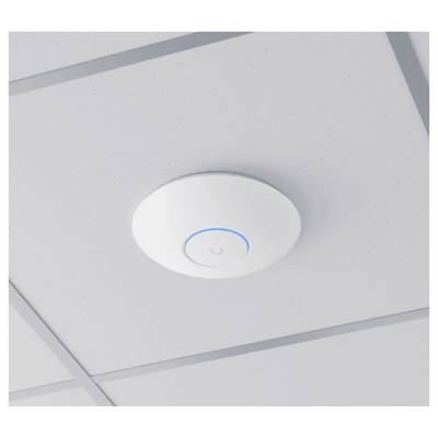 Een witte wifi-router aan een grijze plafond, met een helder blauwe ring, signaleert een actieve verbinding.
