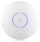 Een witte, ronde wifi-router met een lichtgevende blauwe ring in het midden.