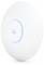 Een witte, schijfvormige WLAN-access point van Ubiquiti met een blauwe verlichtingsring in het midden, afgebeeld op een witte achtergrond.