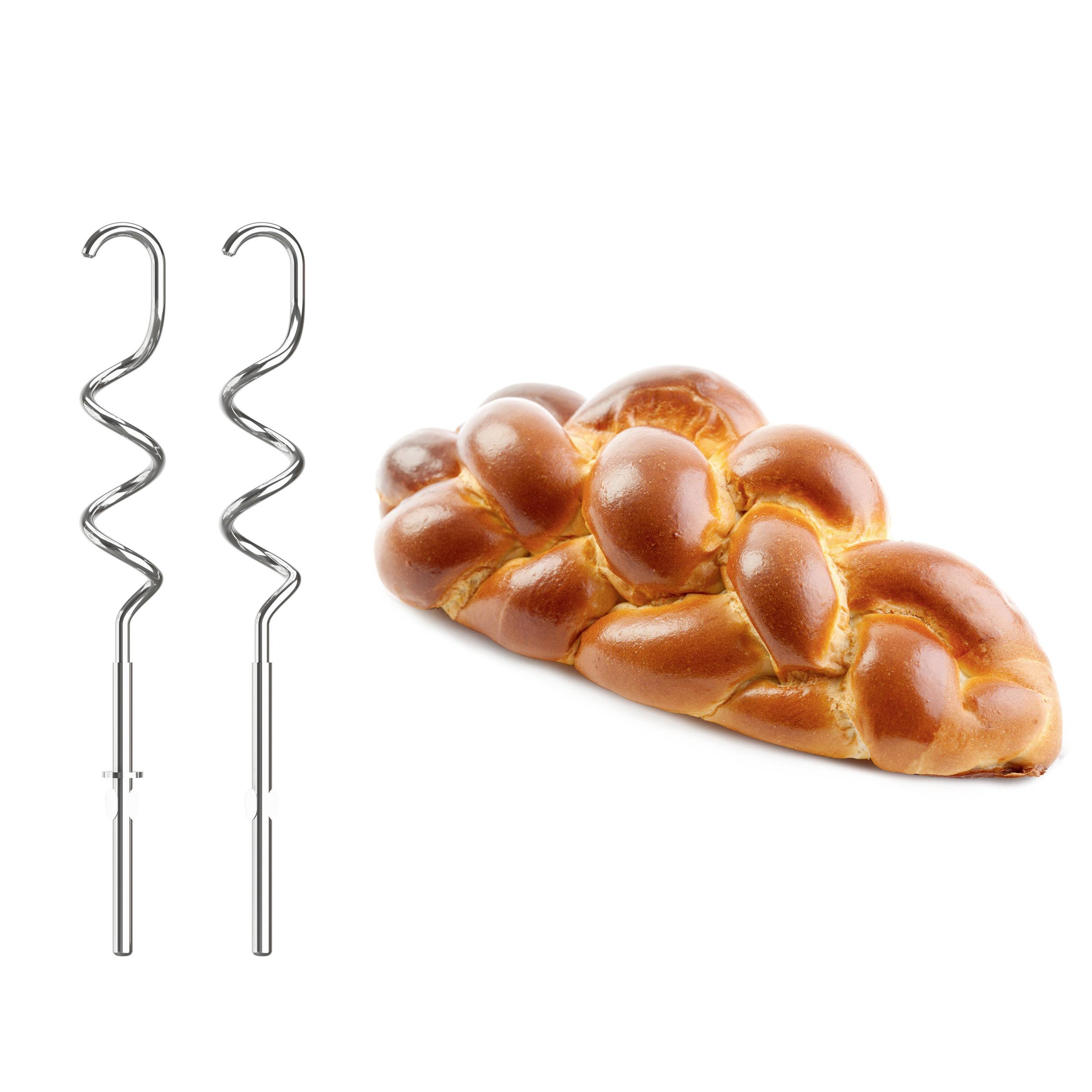 Twee spiraalvormige haken naast een vers gebakken vlechtbrood van gistdeeg. Het vlechtbrood is goudbruin en glanzend.