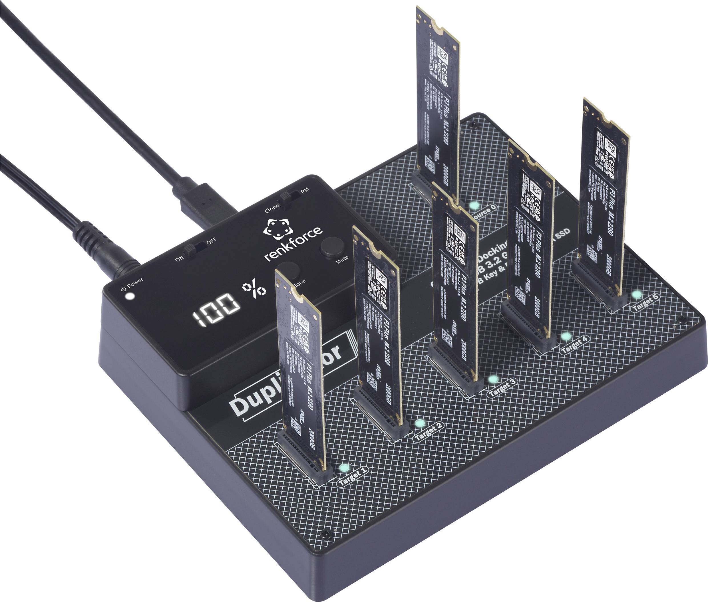 Een apparaat voor gelijktijdige duplicatie van meerdere SSD's met een display dat een laadbalk bij 100% toont.