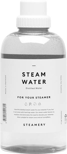 Fles met gedestilleerd water. Opschrift: 'Stoomwater voor Uw Stoomreiniger'. Aanbevolen voor stoomreinigers in gebieden met hard water. Vervaardigd in Denemarken.