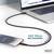Laptop verbonden met smartphone. Gegevensoverdracht: 480 Mbps. Kabel tussen beide apparaten. Bedrijfslogo rechtsonder.