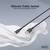 USB-kabel met siliconenmantel op witte stof. Tekst bovenaan: 'Siliconenmantel - Zacht en aangenaam om aan te raken'. Merknaam rechtsonder.