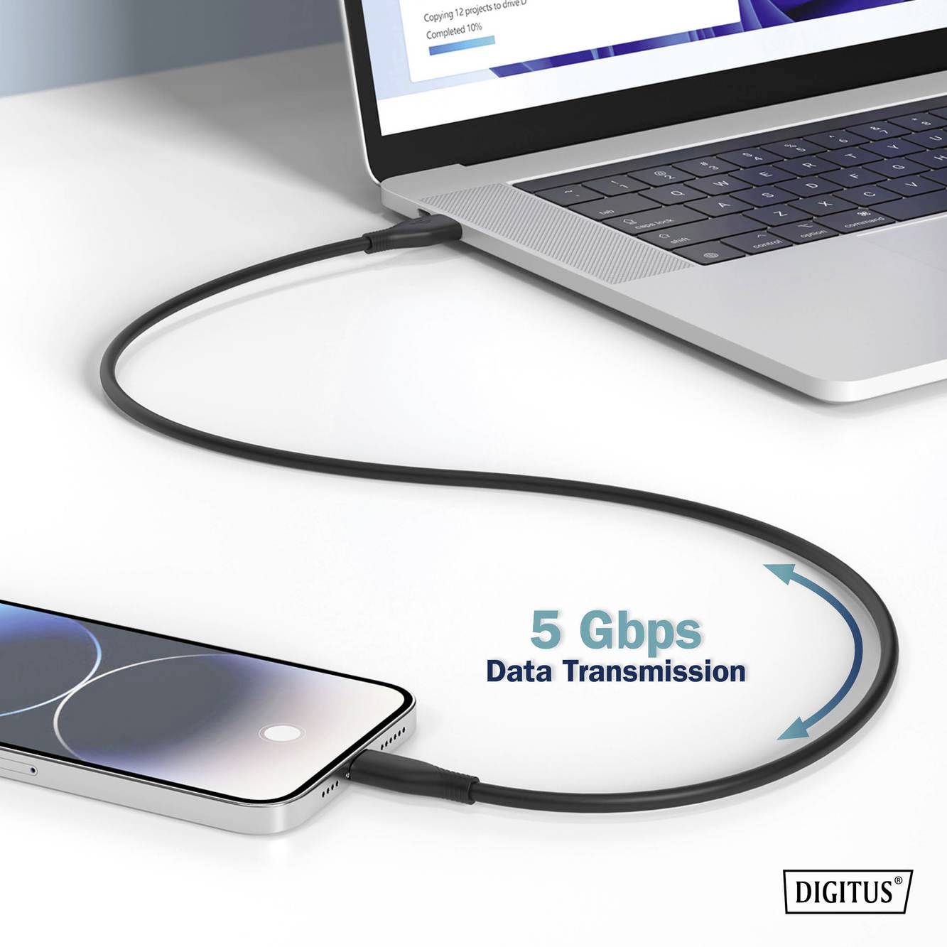 Een smartphone is verbonden met een laptop via een USB-kabel. Op de aanduiding staat '5 Gbps Data Transmission', wat snelle gegevensoverdracht aangeeft.