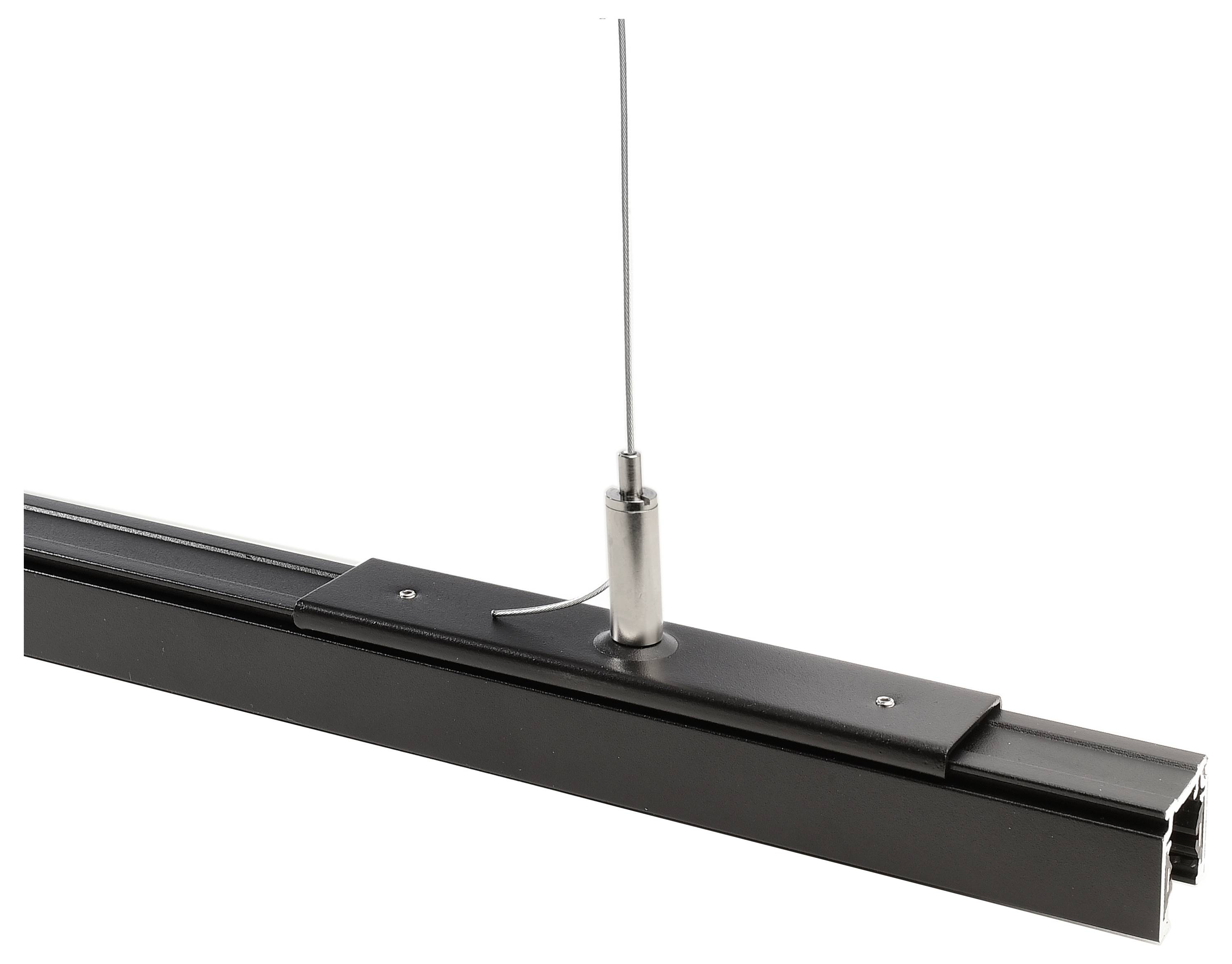 Een zwarte metalen balk met daaraan bevestigd staalkabel dat omhoog loopt, vermoedelijk voor ophanging of bevestiging.