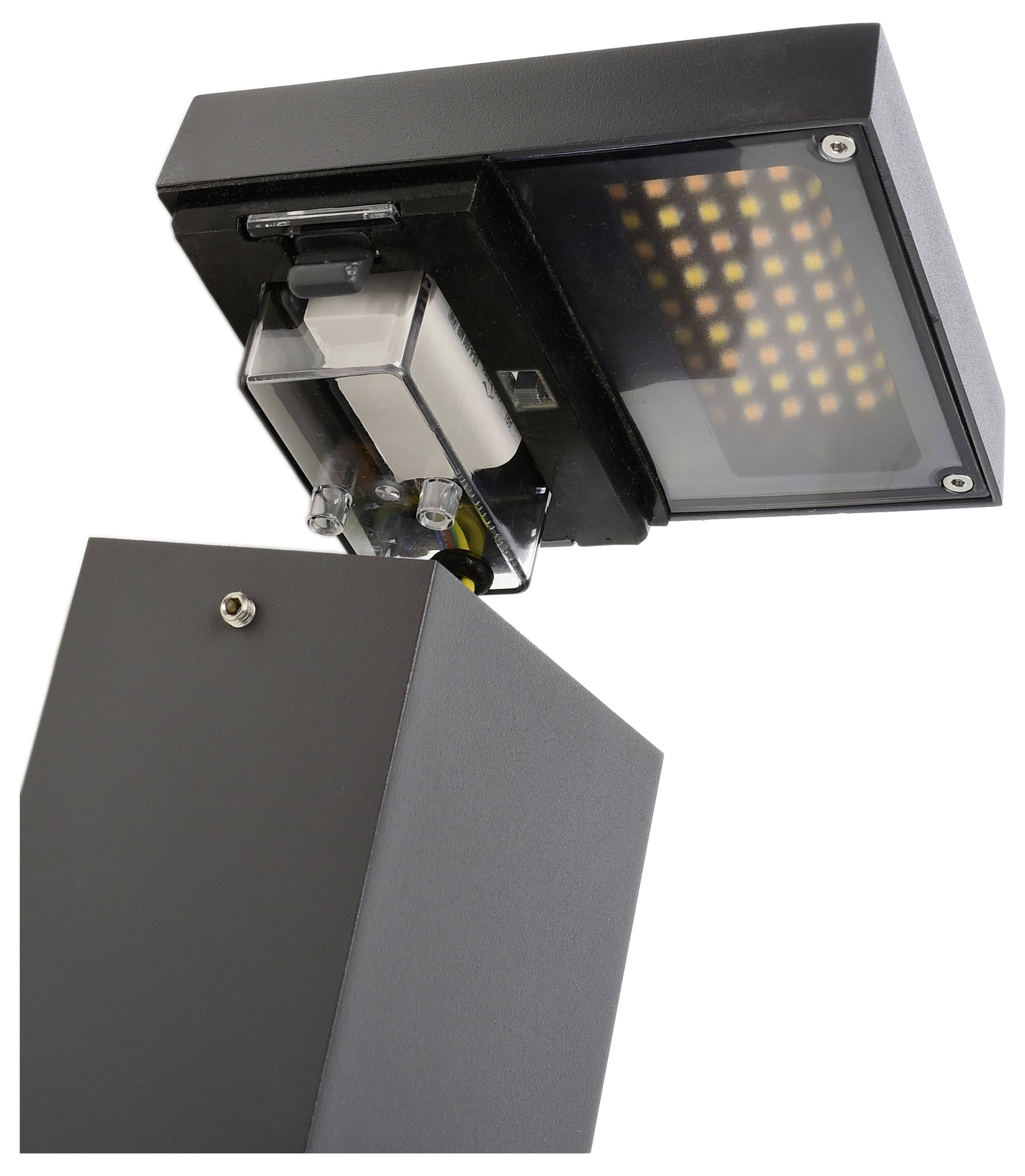 Een LED-lamp die is bevestigd aan een zwarte behuizing, wijst naar beneden en verlicht het gebied eronder.