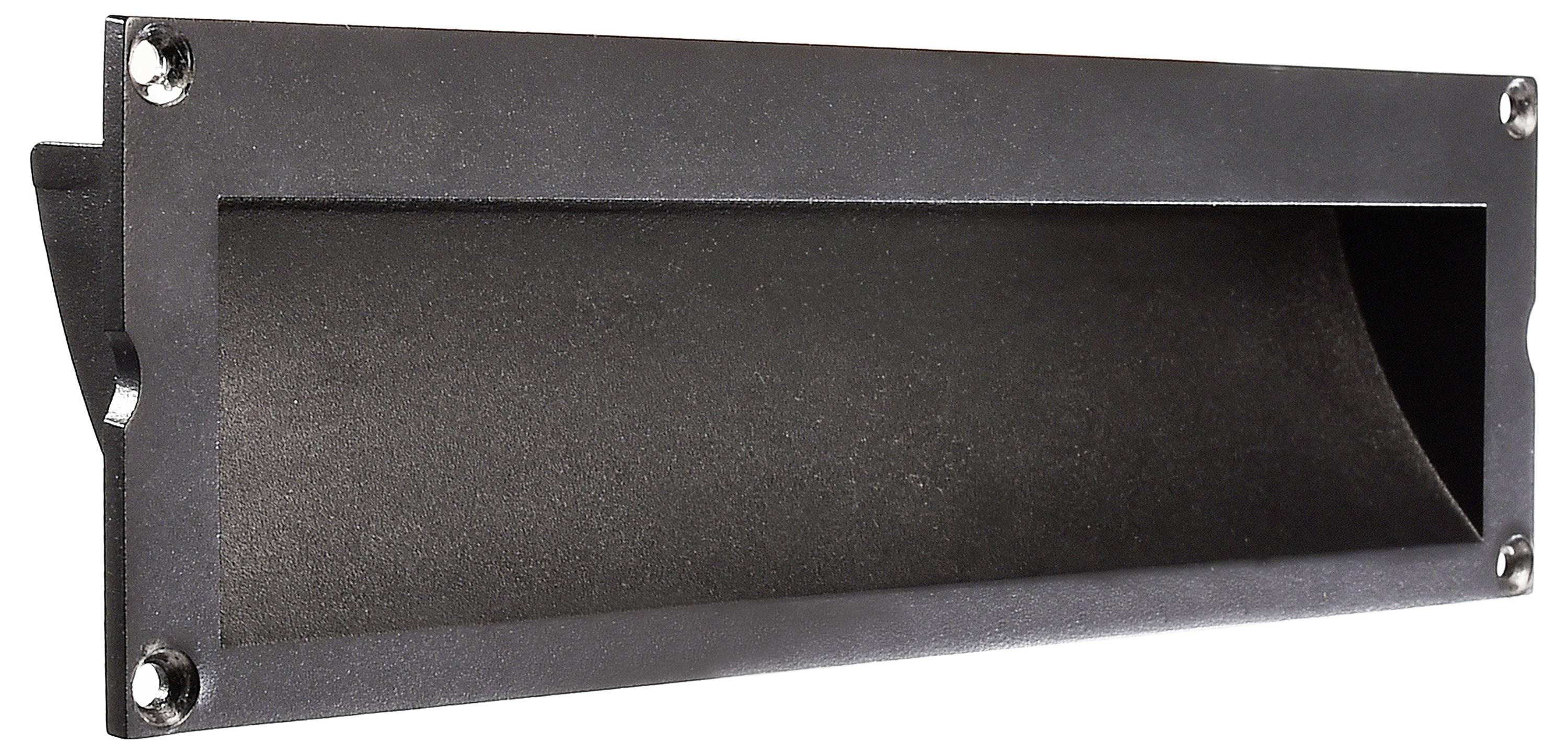 Zwarte rechthoekige metalen ventilatieopening met schroeven in de hoeken voor bevestiging.