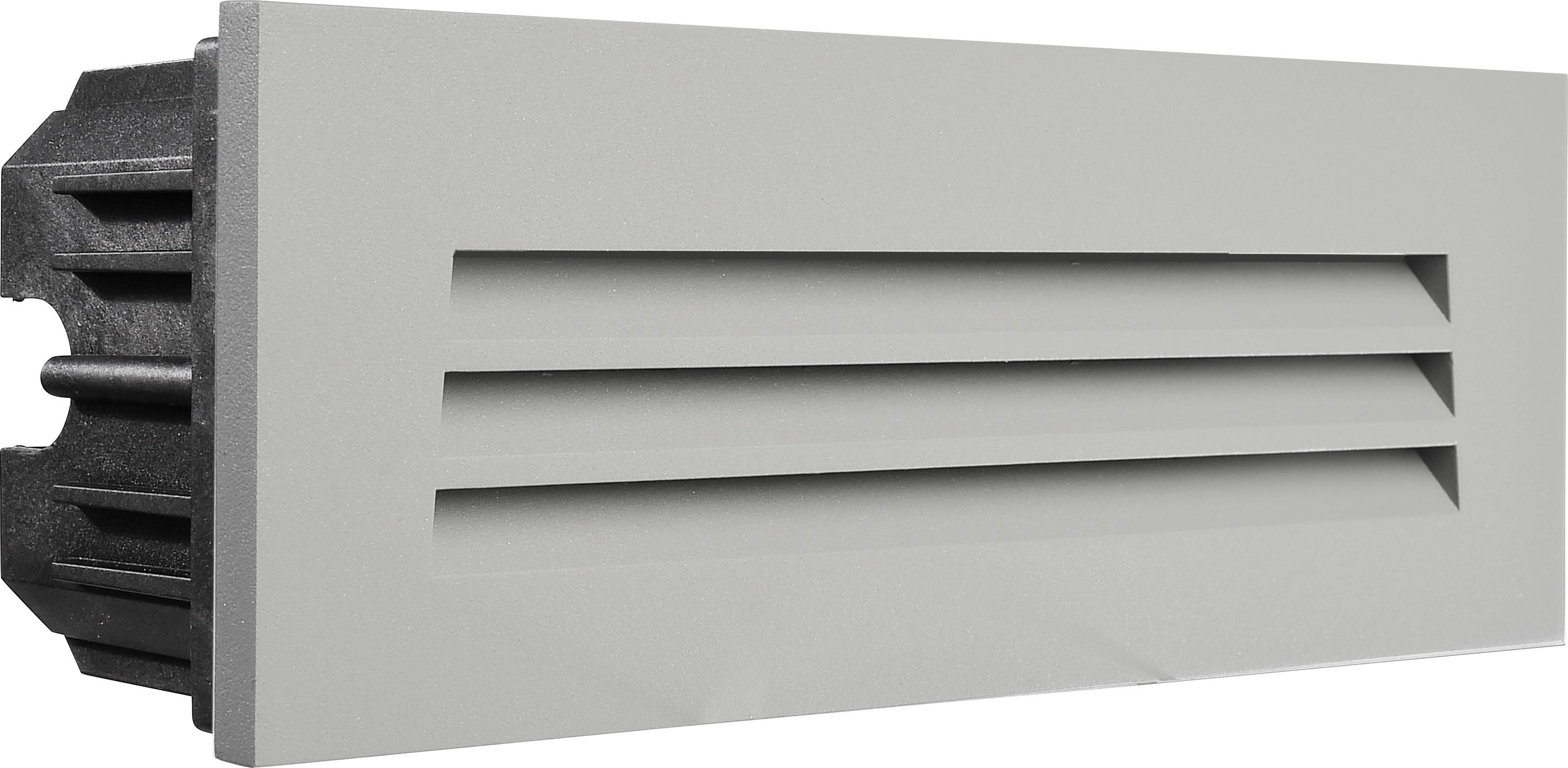 Grijze buitenlamp met rechthoekige vorm en horizontale gleuven aan de voorkant. Geïnstalleerd aan een muur voor verlichting.