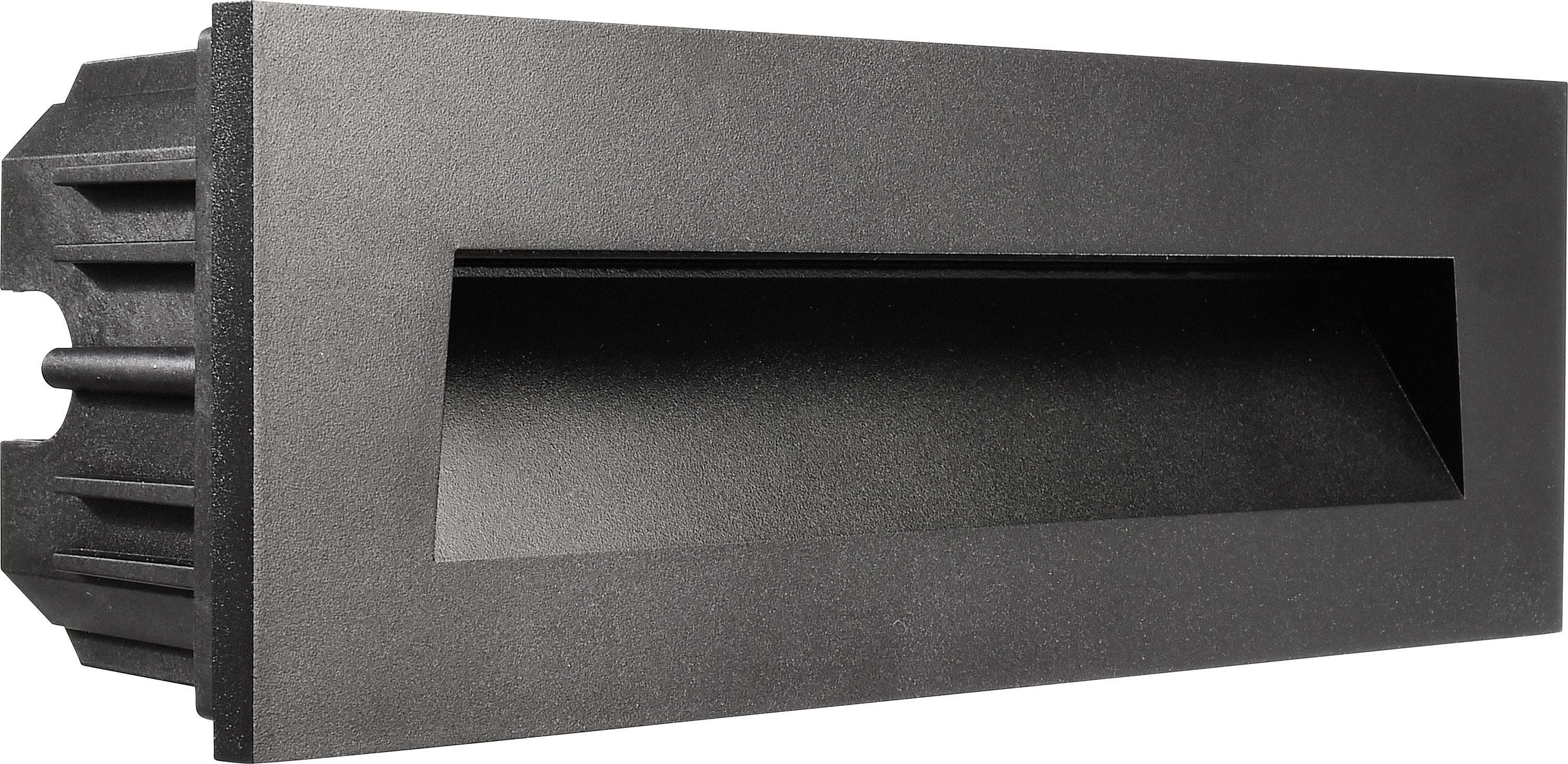 Zwart rechthoekig ventilatierooster, horizontaal geplaatst, met een verdiepte opening. Gebruikt voor ventilatiesystemen.