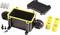 'Zwarte kabeldoos met gele rand, geopend, met schroeven en kabelsluitingen. Deksel en kabelklemmen ernaast.'