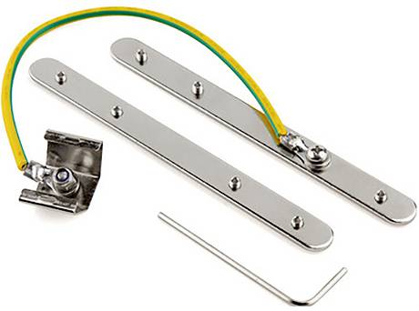 Twee zilveren aardingsstrippen, een geel-groen kabel met aansluitklem en een inbussleutel op een witte achtergrond.