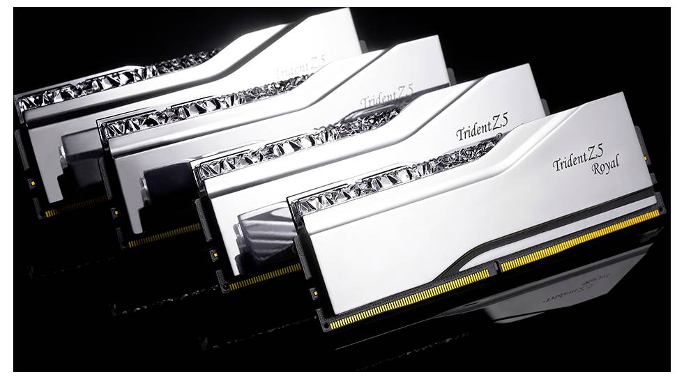Vier RAM-modules van het merk 'Trident Z5 Royal' op een rij. Zilver, glanzend ontwerp op een zwarte achtergrond.