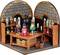 Miniatuur-alchemielaboratorium: Houten schappen met kleurrijke flessen en ingrediënten, een houten tafel met glazen kolven, met op de achtergrond een muurtekst.