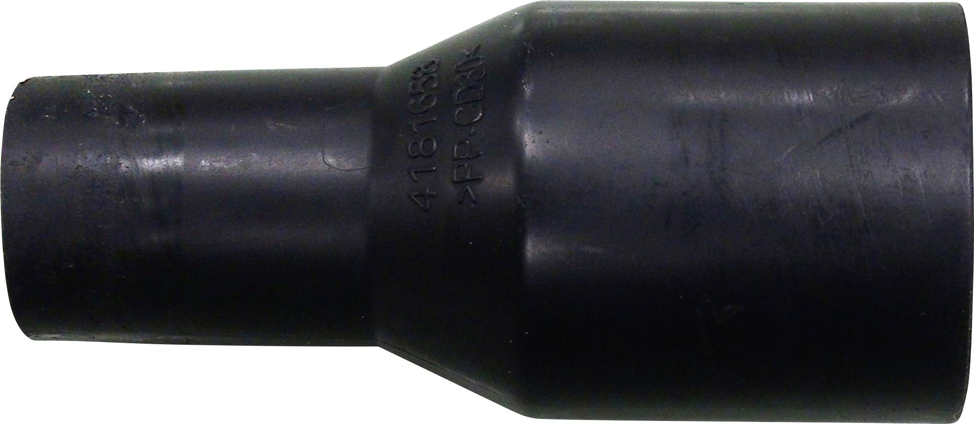 Een zwarte gereduceerde buisadapter, cilindrisch, versmallend van een grotere naar een kleinere diameter.