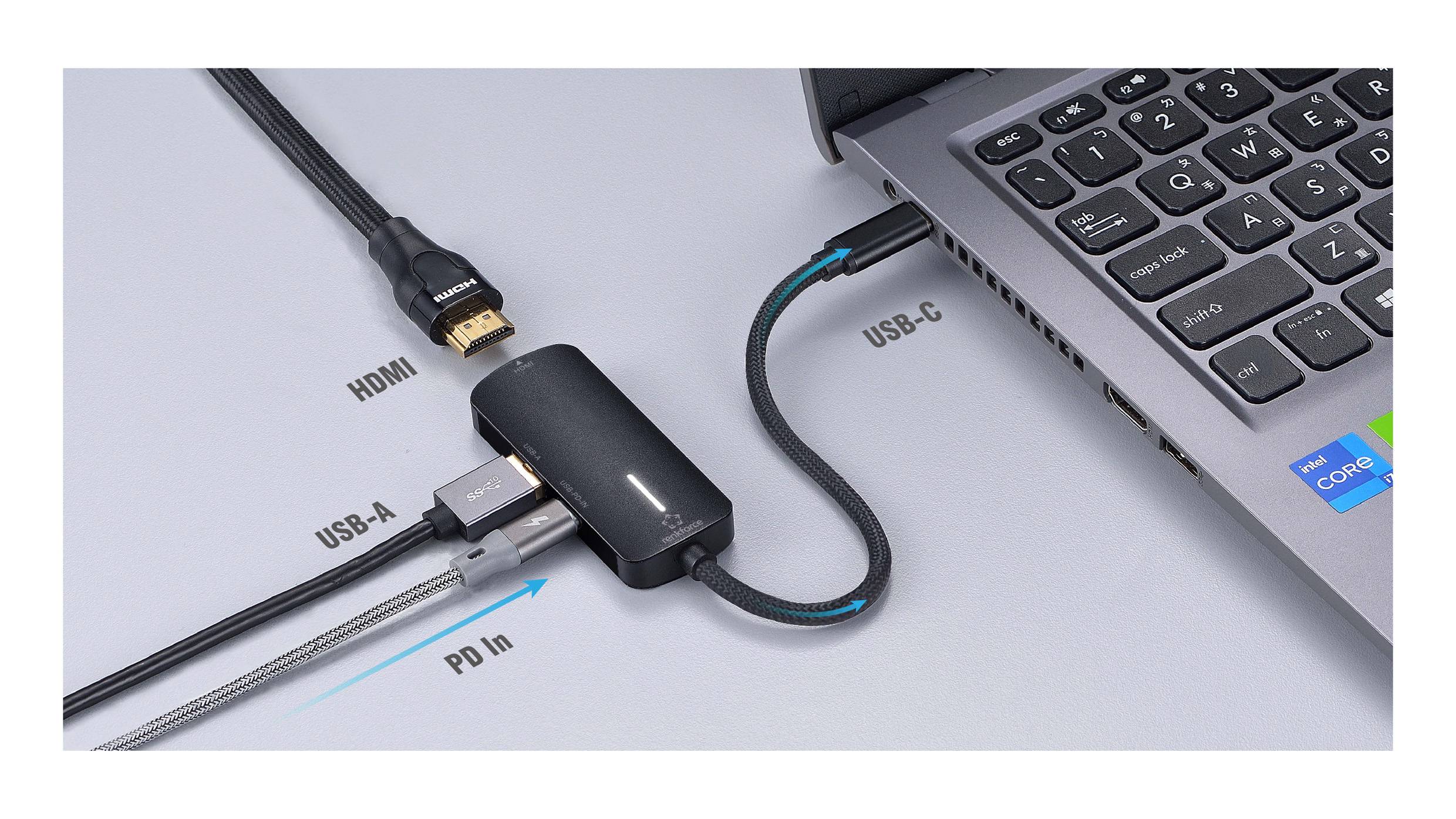 Een laptop-USB-C-poort wordt aangesloten op een adapter. De adapter verbindt met HDMI, USB-A en voedingslevering (PD) in poorten voor connectiviteit.