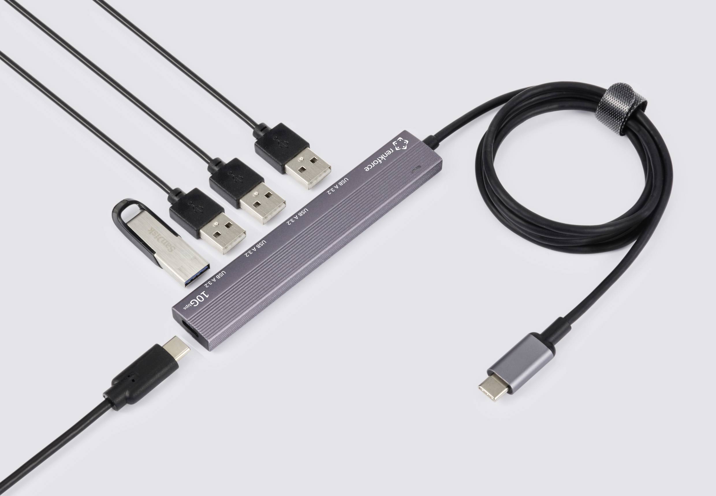 Een USB-hub met drie aangesloten USB-kabels en een USB-stick. Een ander kabel verbindt de hub met een apparaat.