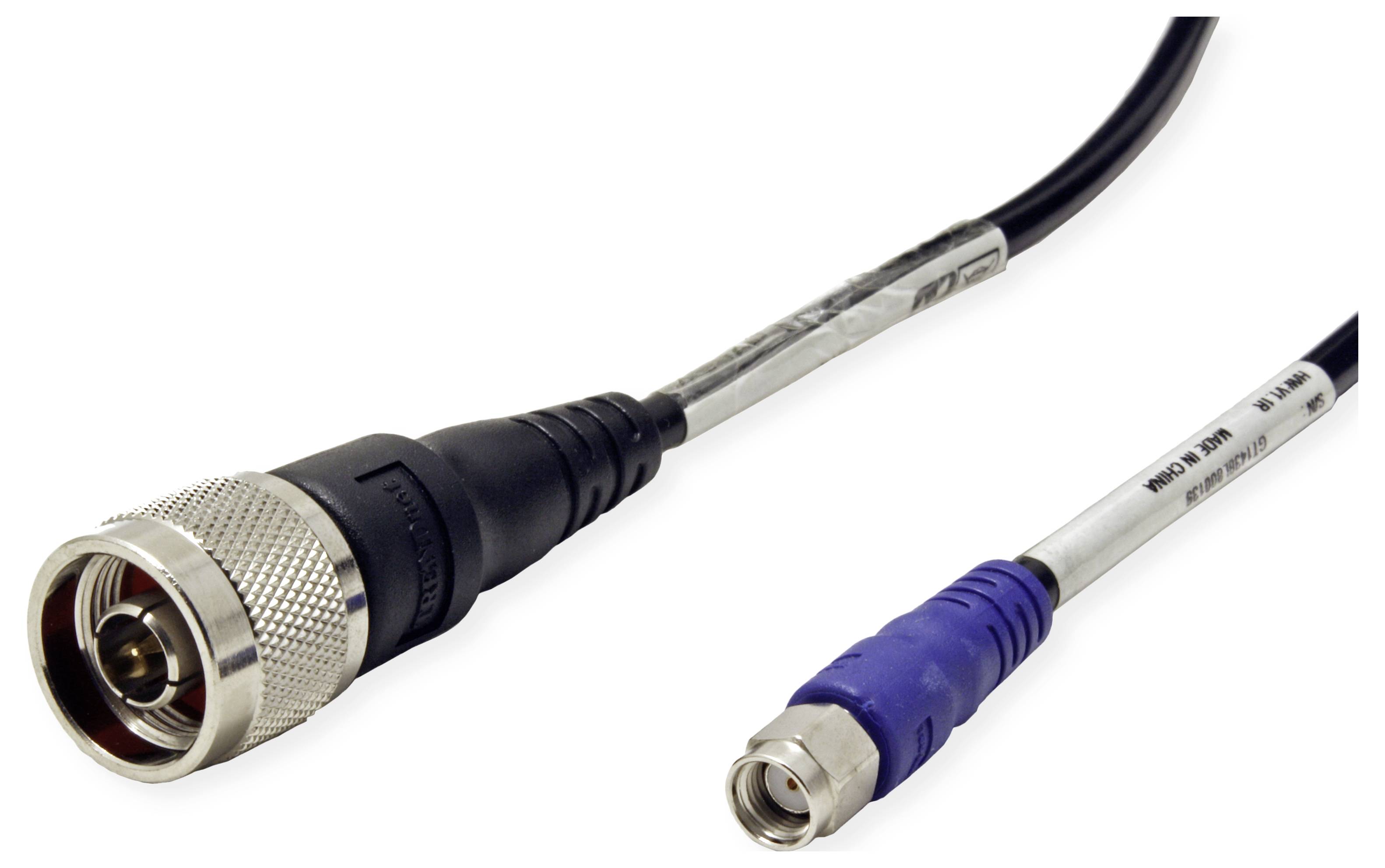 Twee coaxiale kabels met verschillende connectoren; links een grote metalen stekker, rechts een kleinere blauwe stekker.
