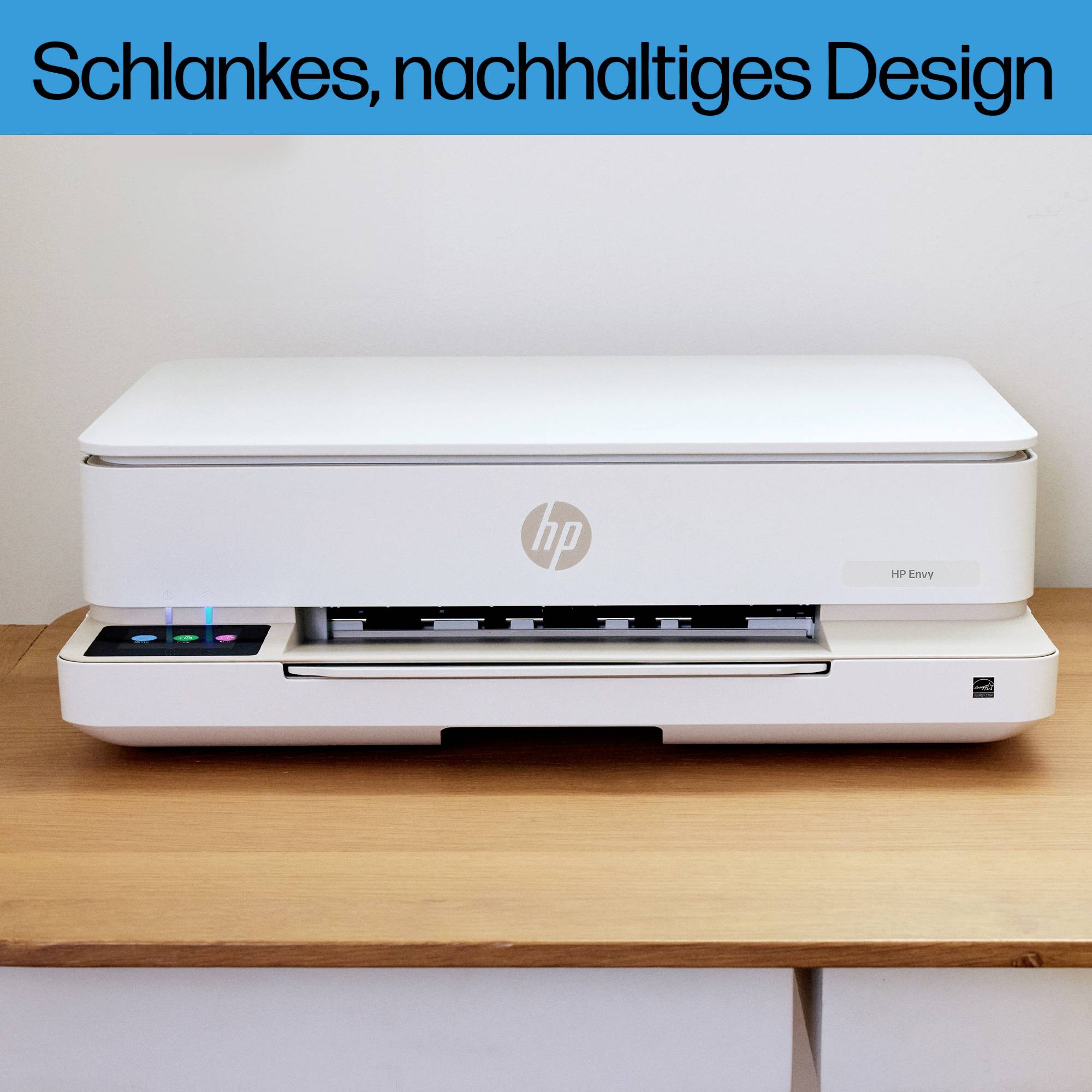 Een witte printer met een plat design staat op een houten tafel voor een witte muur. Tekst bovenaan: 'Slanke, duurzame vormgeving'.