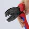 Een krimptang met een rood en blauw handvat wordt vastgehouden door een hand, geschikt voor geïsoleerde elektrische contacten.