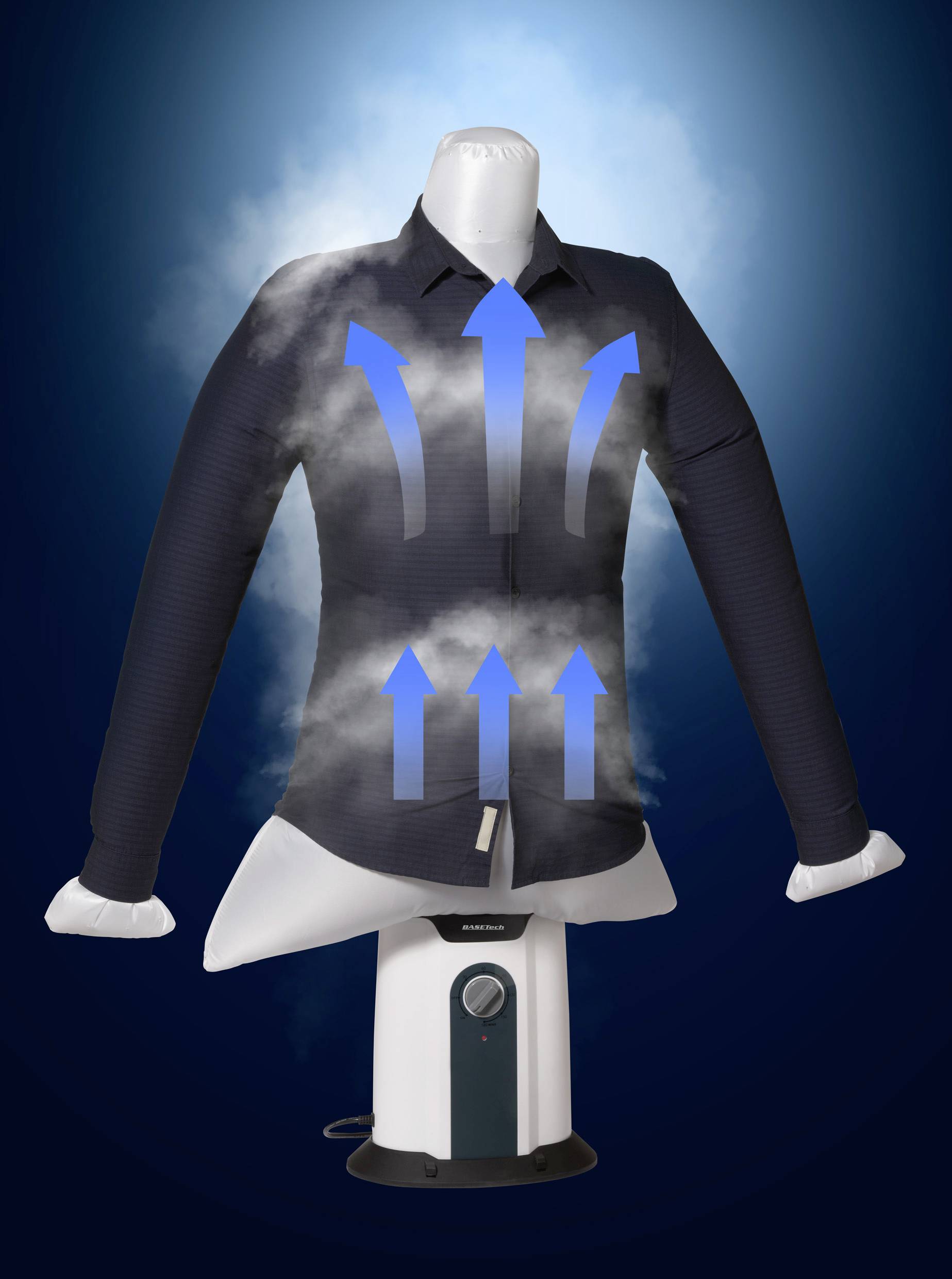 Een stoomstrijkmachine strijkt een overhemd, waarbij stoom en pijlen het strijkproces illustreren. De achtergrond is blauw.