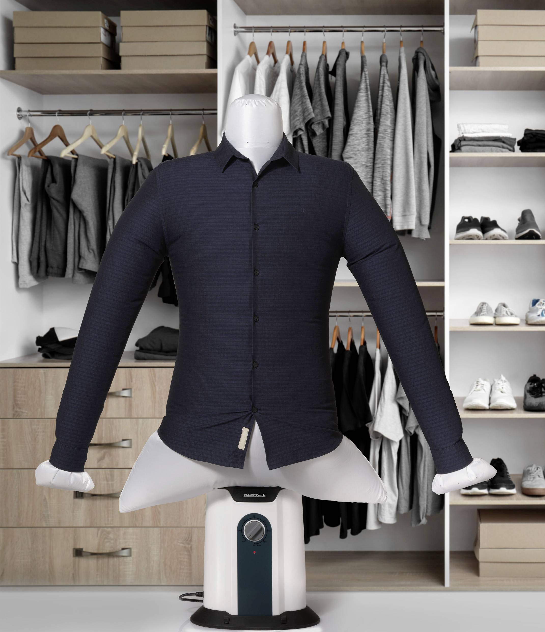 'Een shirt wordt gevouwen door een automatische vouwmachine in een kledingkast.'