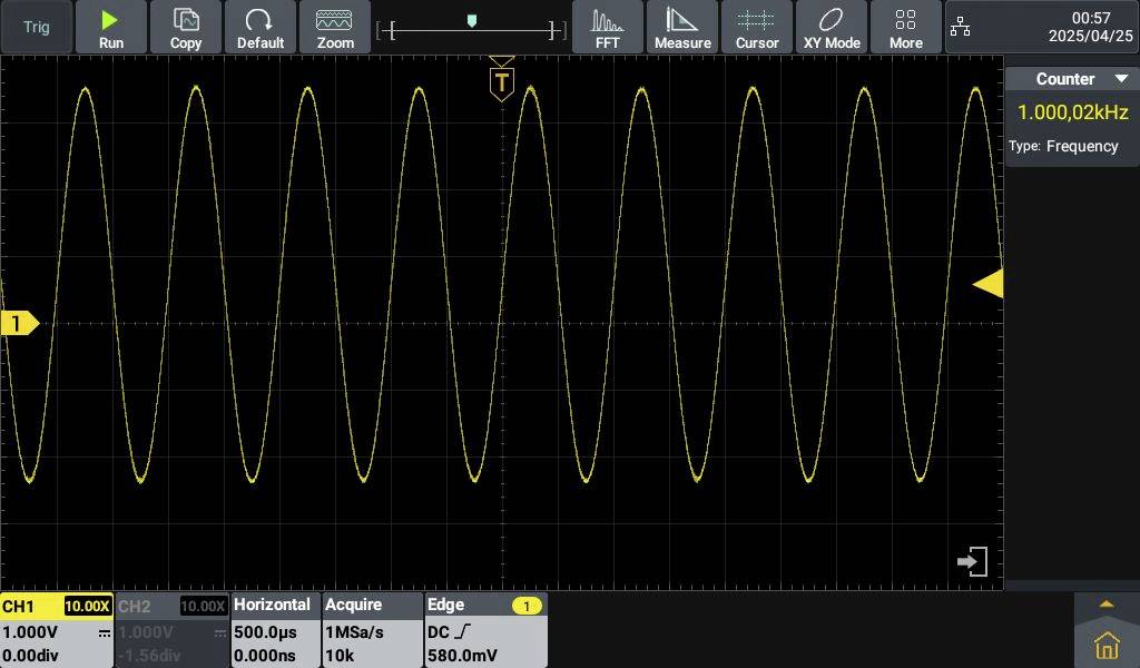 'Oscilloscoopscherm toont een sinusgolf met een frequentie van 1,00002 kHz en een amplitude van 1 V.'