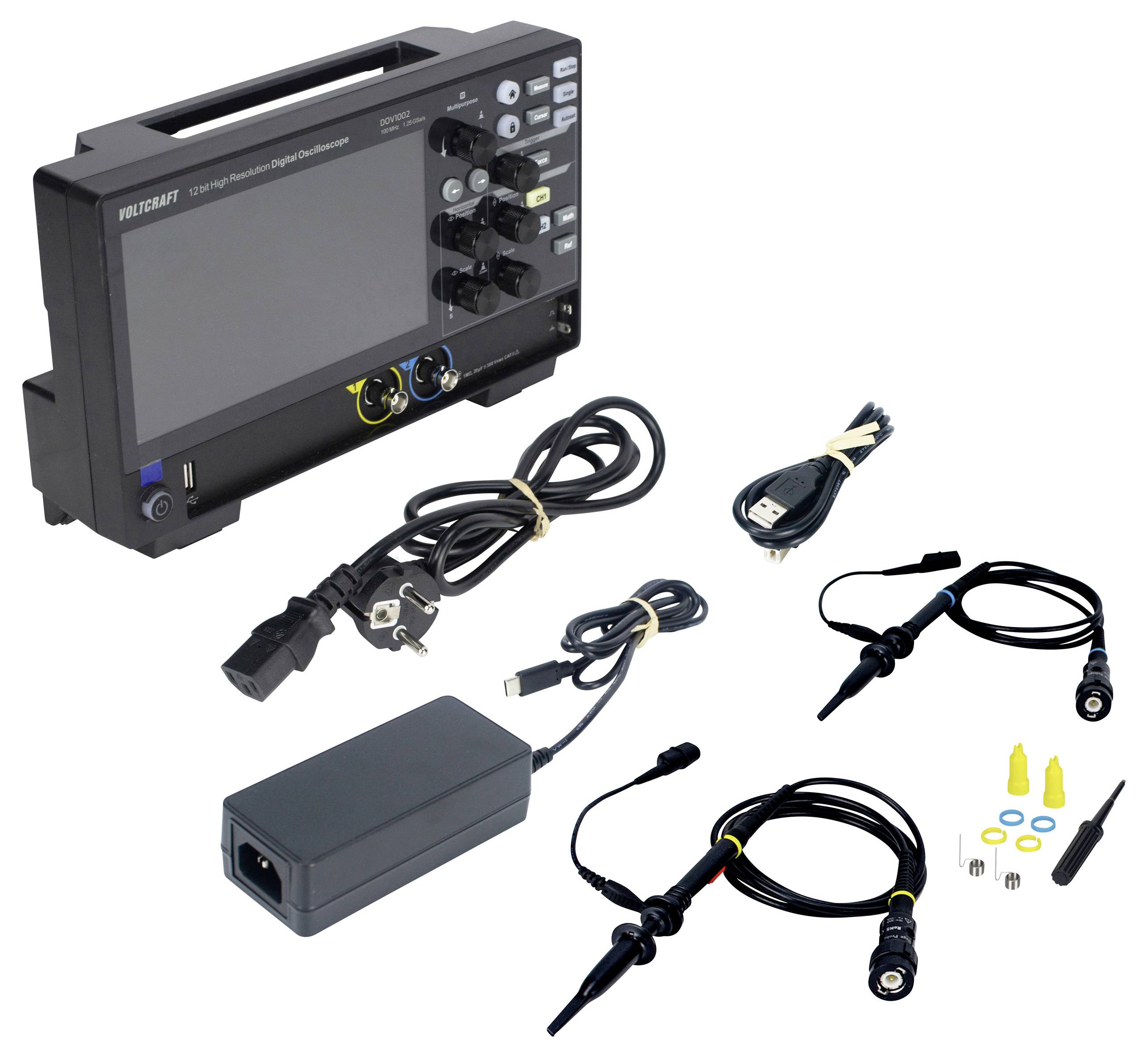 Een digitaal oscilloscoop met toebehoren: signaalkabels, stroomadapter, sondes en accessoireonderdelen voor signaalcontrole en -analyse.