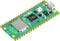 Een Raspberry Pi Pico W microcontroller met een groene printplaat, USB-aansluiting en verschillende chips.