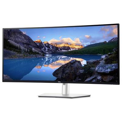 Een ultra-brede Dell-monitor toont een indrukwekkend natuurlandschap met bergen, een meer en wolken op de achtergrond.